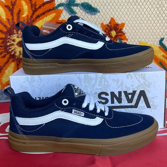Vans Shoes - Vans Kyle Walker
Dress Blues/Gum
VNOA5JIEFS1
WMNS sneakers